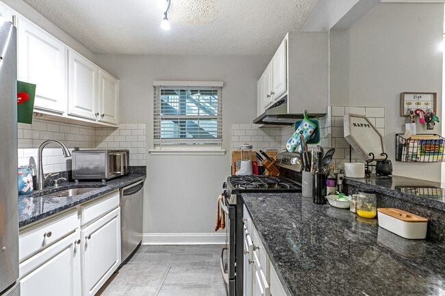 Building Photo - 6800 Glenridge Dr