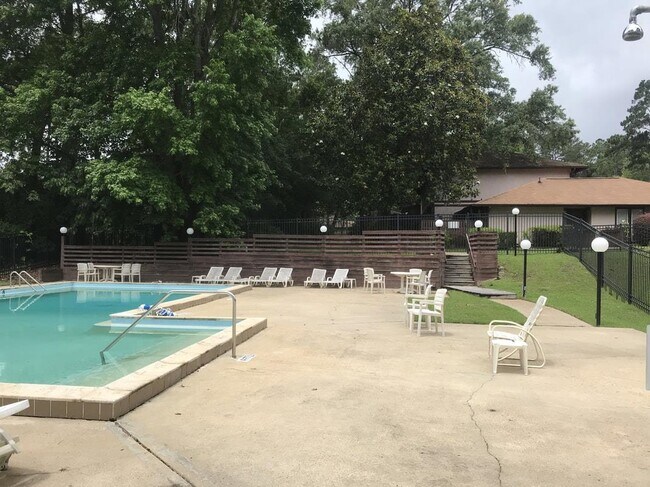 Building Photo - 410 Westwood Dr