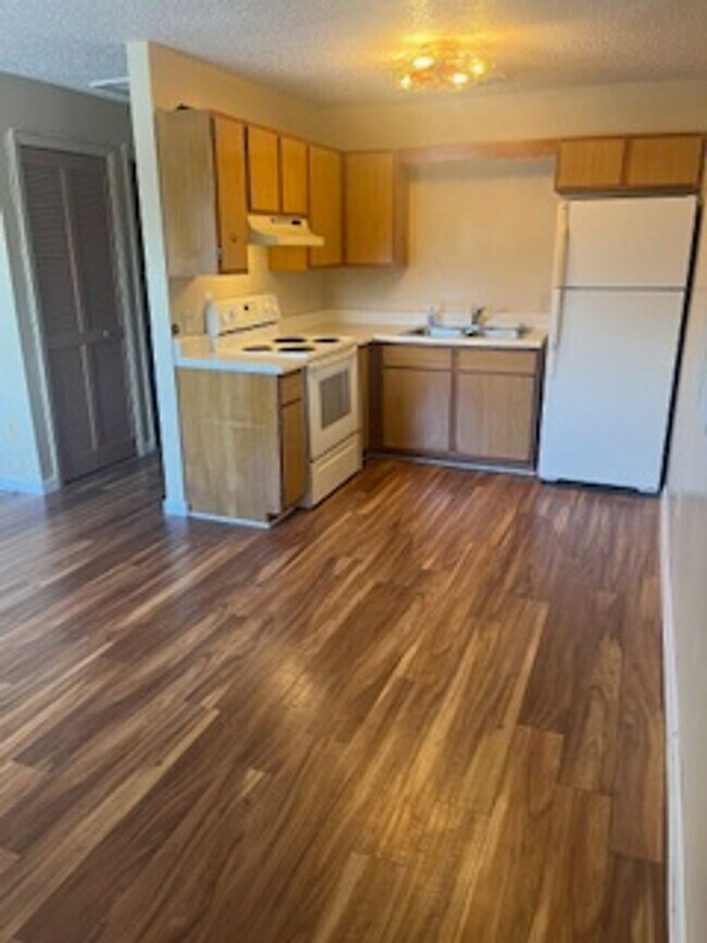 Building Photo - One bedroom 1 bath condo. Immaculate.