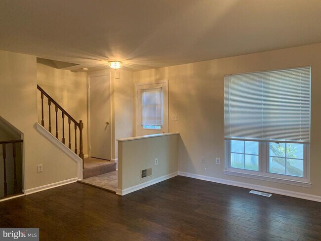 Building Photo - 1658 Colonial Way