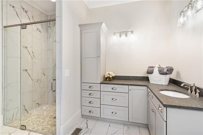 Building Photo - 6 Whisper Pl