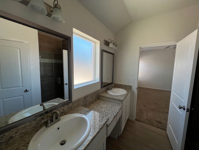 Building Photo - Stunning 3 bedroom, 3 bathroom home locate...