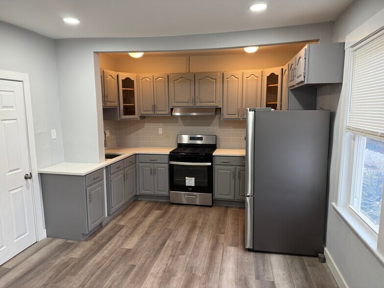 Building Photo - 16 Astoria St