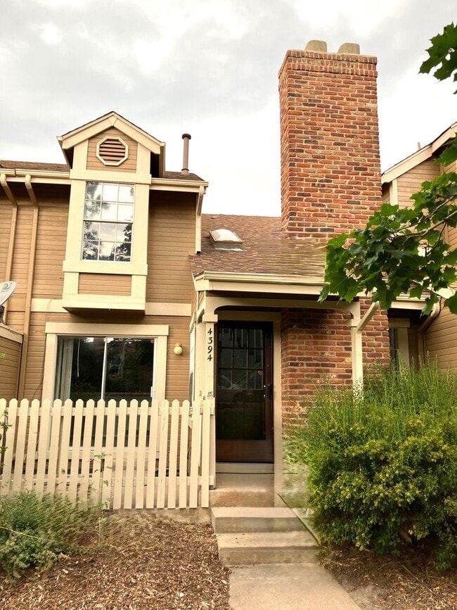 Building Photo - Coming Soon! Charming Townhome South Aurora