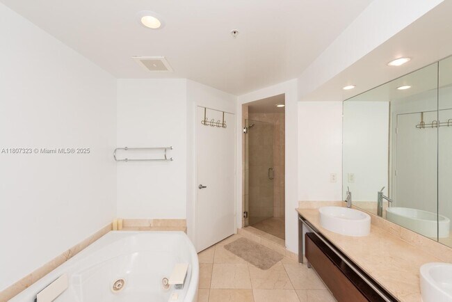 Building Photo - 16275 Collins Ave