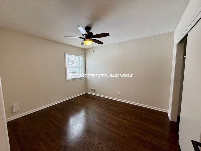 Building Photo - 2 Bed | 1 Bath Duplex Near Downtown Lee’s Summit