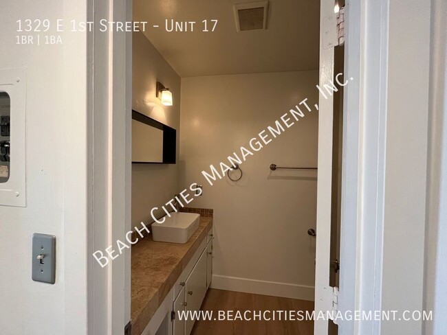 Building Photo - Stunning 1 Bedroom 1 Bath Condo Just One B...