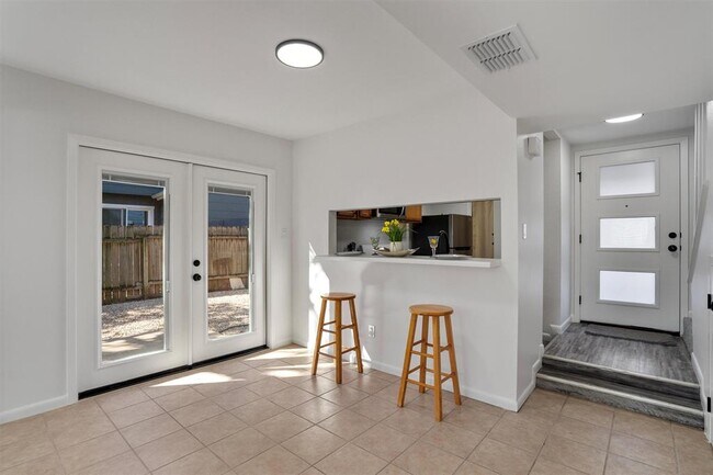 Building Photo - 6909 Woodhue Dr