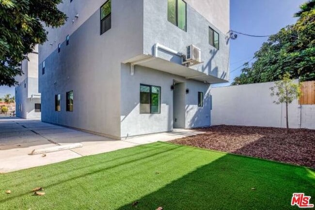 Building Photo - 624 W 83rd St