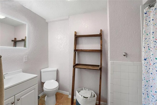 Building Photo - 4 Bedroom House for RENT