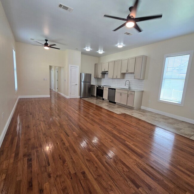 Building Photo - 1818 B Elvin - Move in Ready!!
