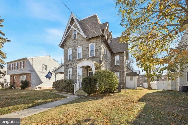 Building Photo - 222 Henderson Ave