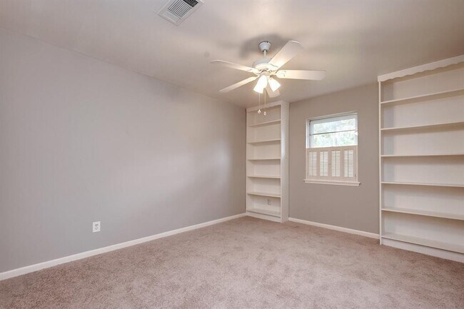Building Photo - 810 Borden St