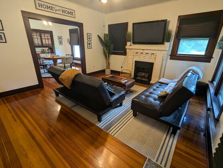 Living room - 1114 E Old Pass Rd