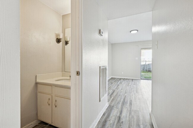 Building Photo - 4001 Georgetown Dr