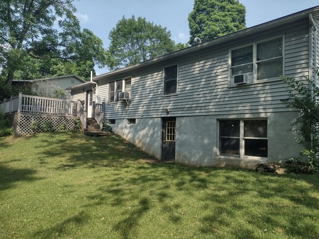 Building Photo - 3 Bedroom House in Houserville For Rent De...