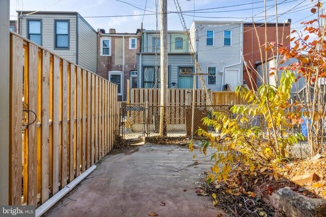 Building Photo - 912 N Milton Ave