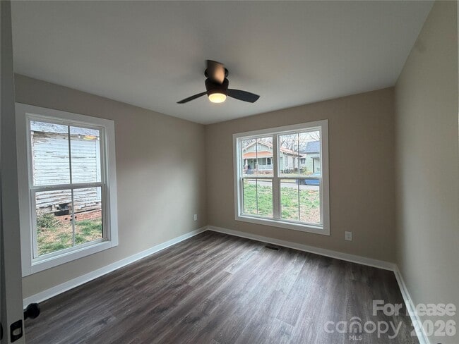 Building Photo - 620 W Bell St