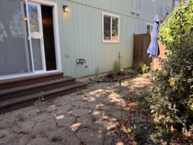 Building Photo - Spacious 3-Bedroom, 2.5-Bath Townhouse Nea...