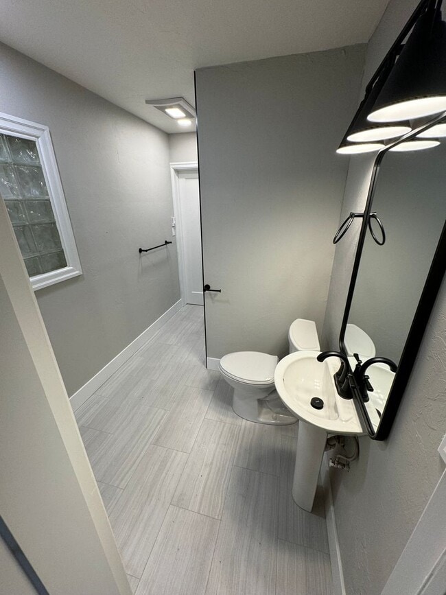 Building Photo - Fully Renovated 4 Bed Home w/ Fenced Backyard, W/D's in Unit.