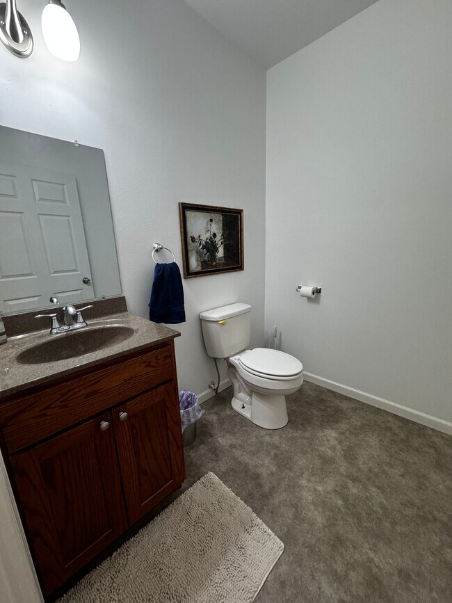 Building Photo - 920 Center Pl