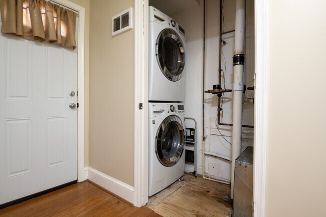 Building Photo - 1039 Evarts St NE