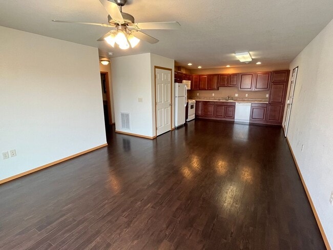 Building Photo - 2 Bed 1 Bath Single Stall Garage
