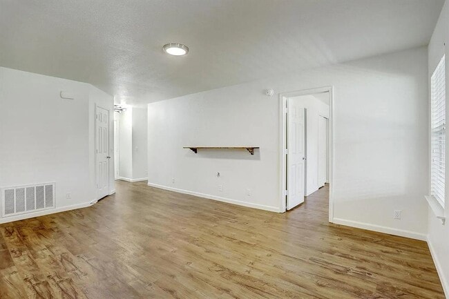 Building Photo - 207 Tolcarne Dr