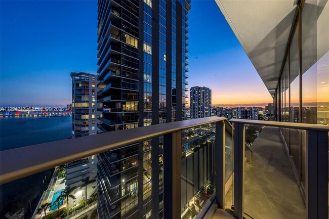 Building Photo - 700 NE 24th St