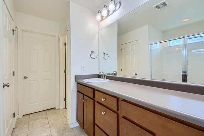 Building Photo - Beautiful 4 Bedroom Home with Stunning Vie...