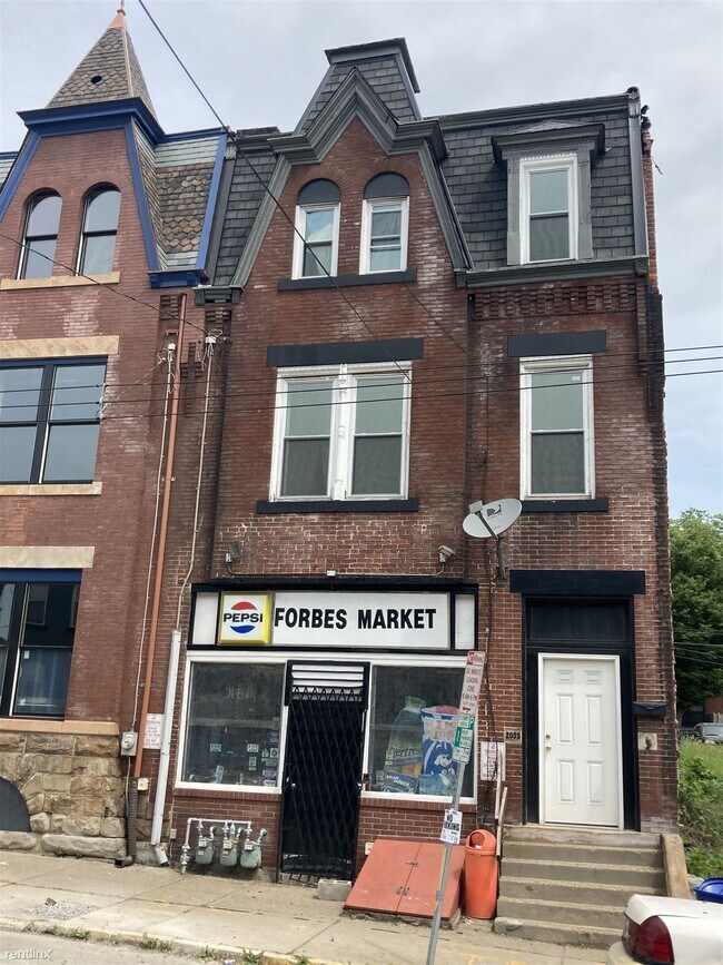 Building Photo - 2 br, 1 bath Triplex - Uptown close Point ...