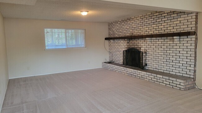 Building Photo - 4 Bed 2.5 Bath with A/C - Available Now!