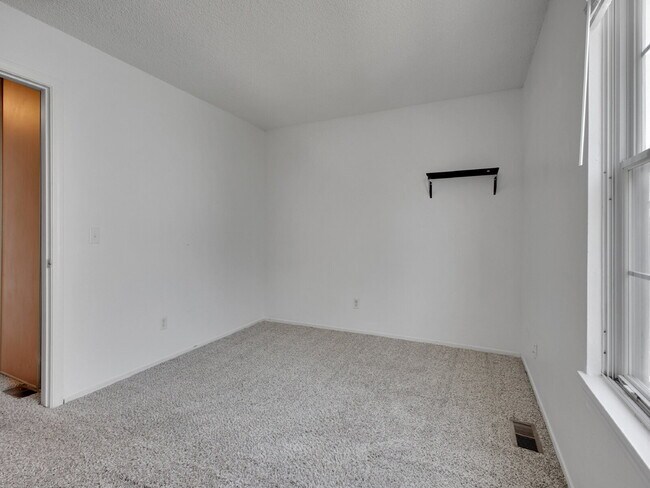 Building Photo - $1,795 // 2-Bed 1-Bath Charming Rowhome in...