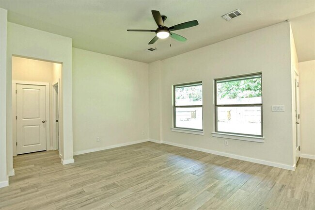 Building Photo - 10620 W Lakeview Dr