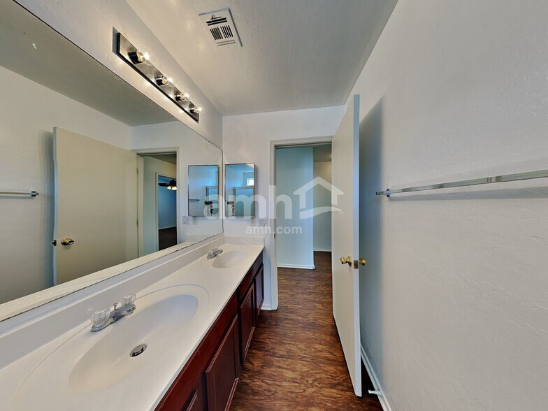 Building Photo - 14838 W Columbine Dr