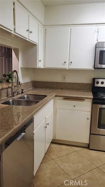 Building Photo - 10655 Lemon Ave