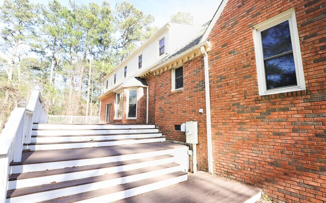 Building Photo - 809 Houndslake Dr