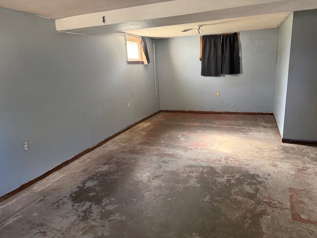 Building Photo - 614 W 8th Ave