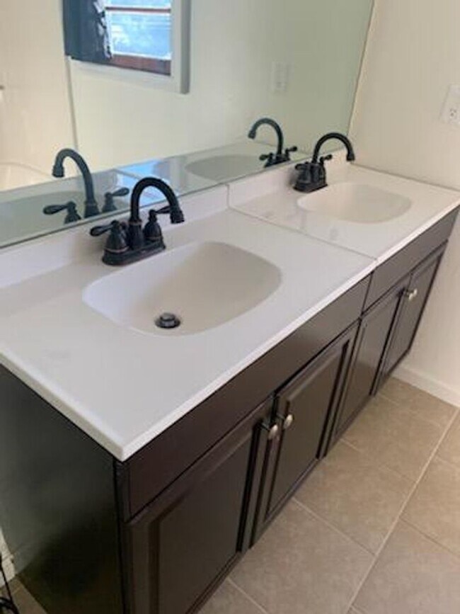 Building Photo - 224 Lamont St