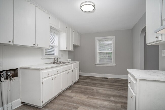 Building Photo - Quiet country living in the middle of it a...