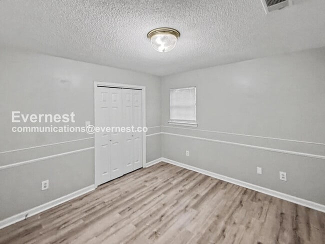 Building Photo - 3 Bed, 2 Bath Home with Garage / Pet-Friendly / Vouchers Accepted / Available Now!