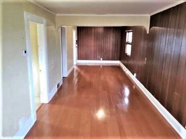 Building Photo - 551 Milkyway St S