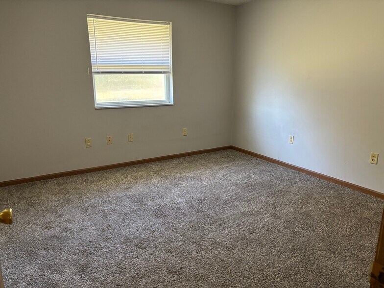 Building Photo - 4937 N River Rd