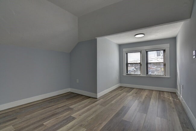 Building Photo - 9 Elm Ave