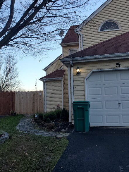 Primary Photo - 5 Kilmer Ct