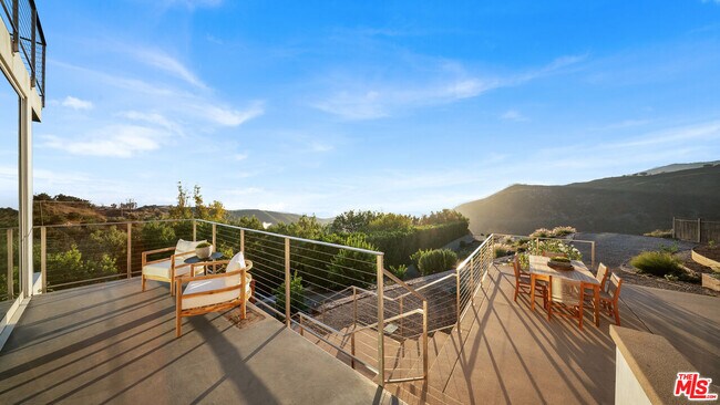 Building Photo - 2915 Tuna Canyon Rd