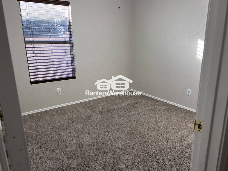 Building Photo - 9842 W Tonopah Dr