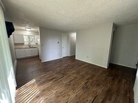 Building Photo - 2 bedroom 1 bath duplex