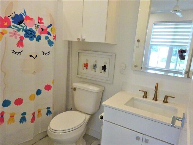 Building Photo - Gorgeous Condo in Desirable East Austin Lo...