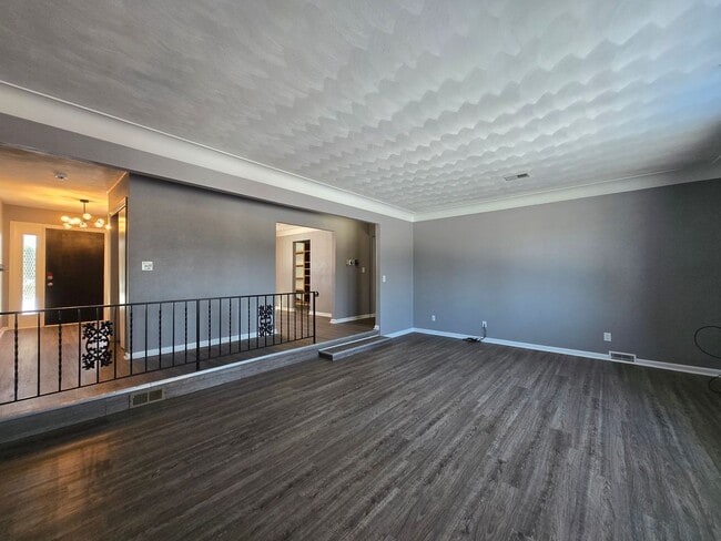 Building Photo - Spacious 5-Bedroom Family Home